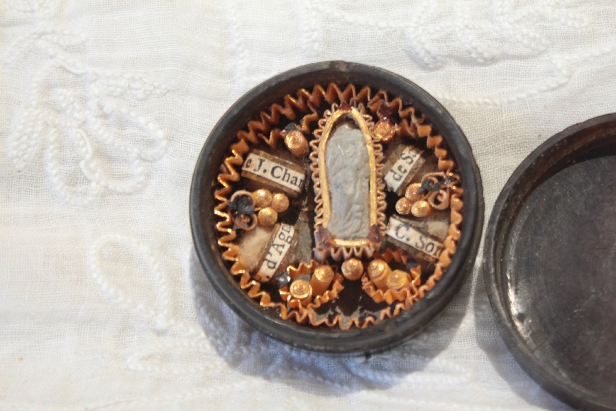 Small Paperolles Reliquary In A Round Horn Box, Late 19th–early 20th Century-photo-2