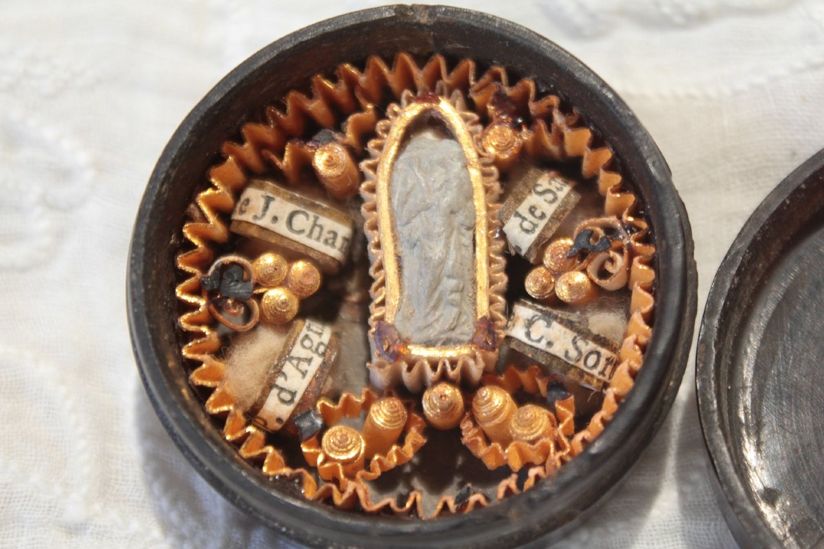 Small Paperolles Reliquary In A Round Horn Box, Late 19th–early 20th Century-photo-3