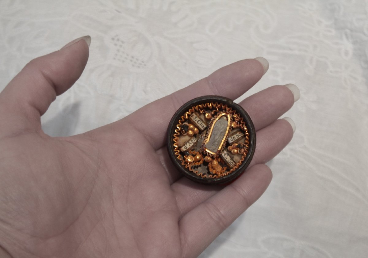 Small Paperolles Reliquary In A Round Horn Box, Late 19th–early 20th Century-photo-4