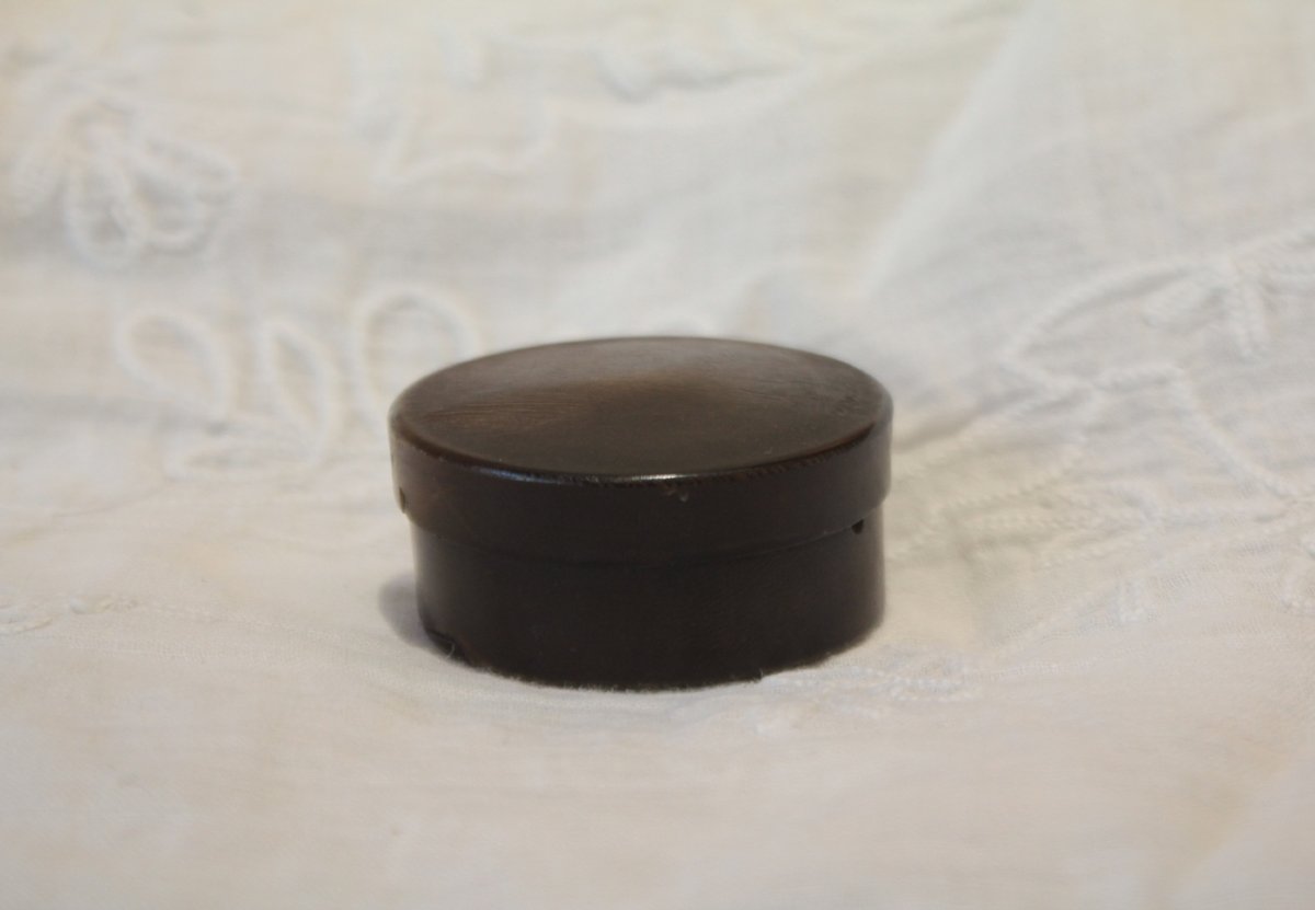 Small Paperolles Reliquary In A Round Horn Box, Late 19th–early 20th Century-photo-1
