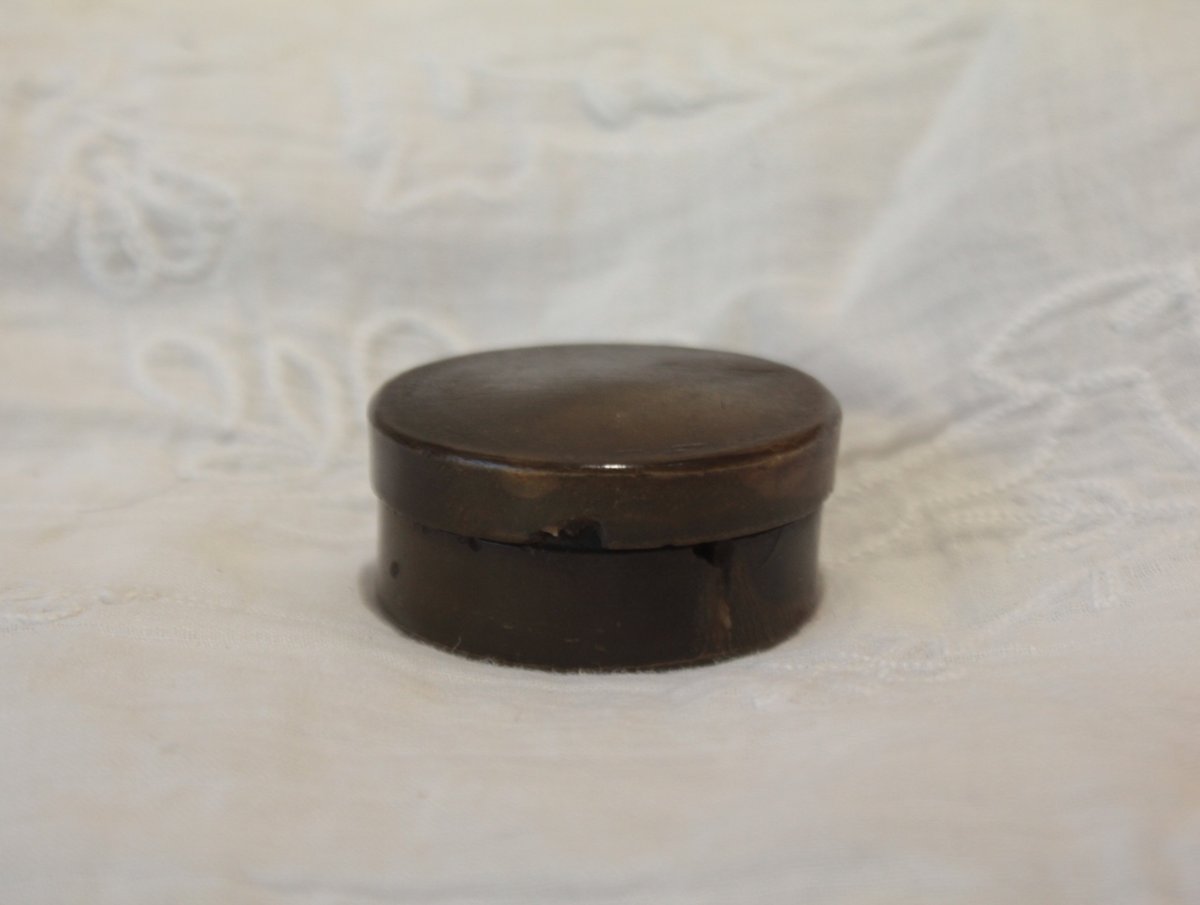 Small Paperolles Reliquary In A Round Horn Box, Late 19th–early 20th Century-photo-2