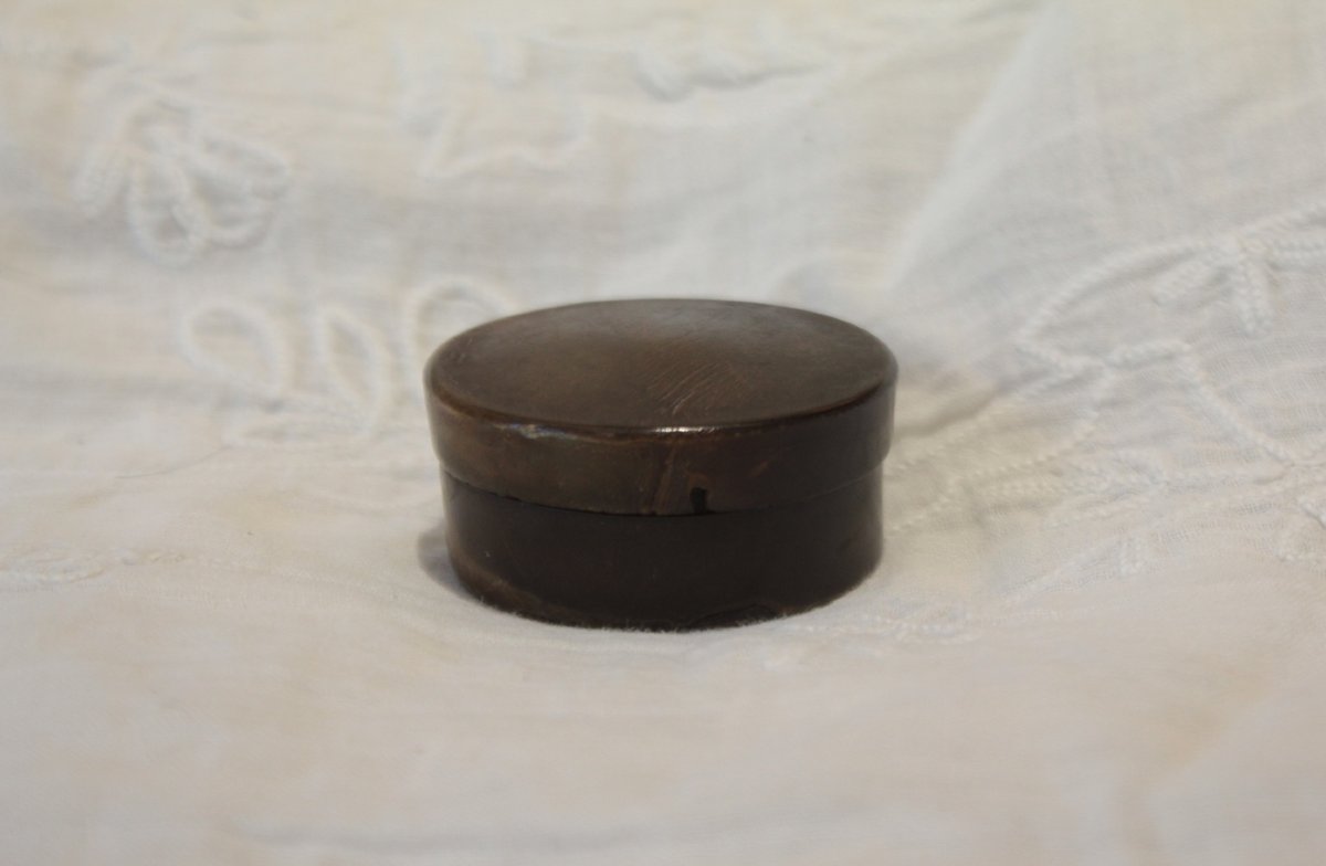 Small Paperolles Reliquary In A Round Horn Box, Late 19th–early 20th Century-photo-3