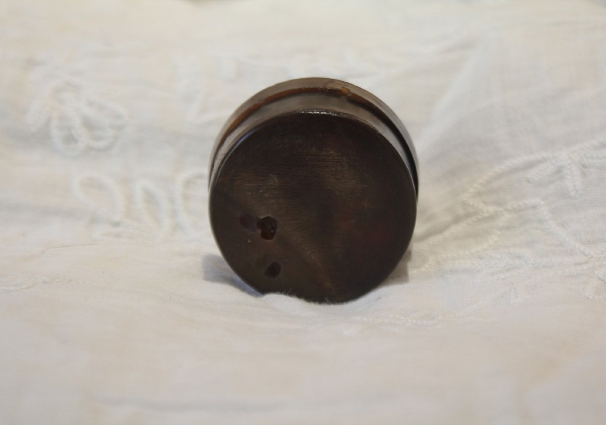 Small Paperolles Reliquary In A Round Horn Box, Late 19th–early 20th Century-photo-5