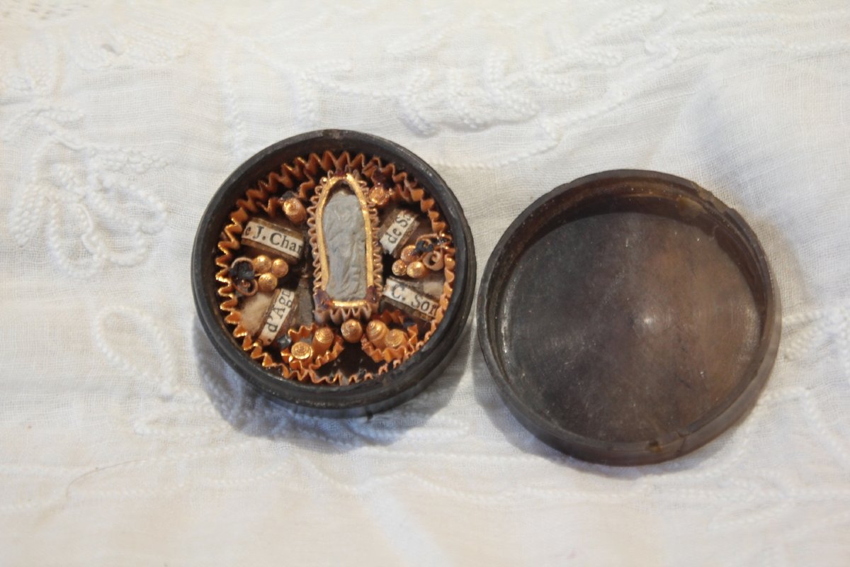 Small Paperolles Reliquary In A Round Horn Box, Late 19th–early 20th Century