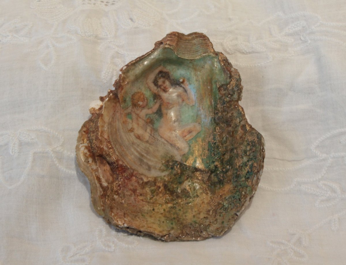Coquillage peint 'Vénus et putto' daté 1917