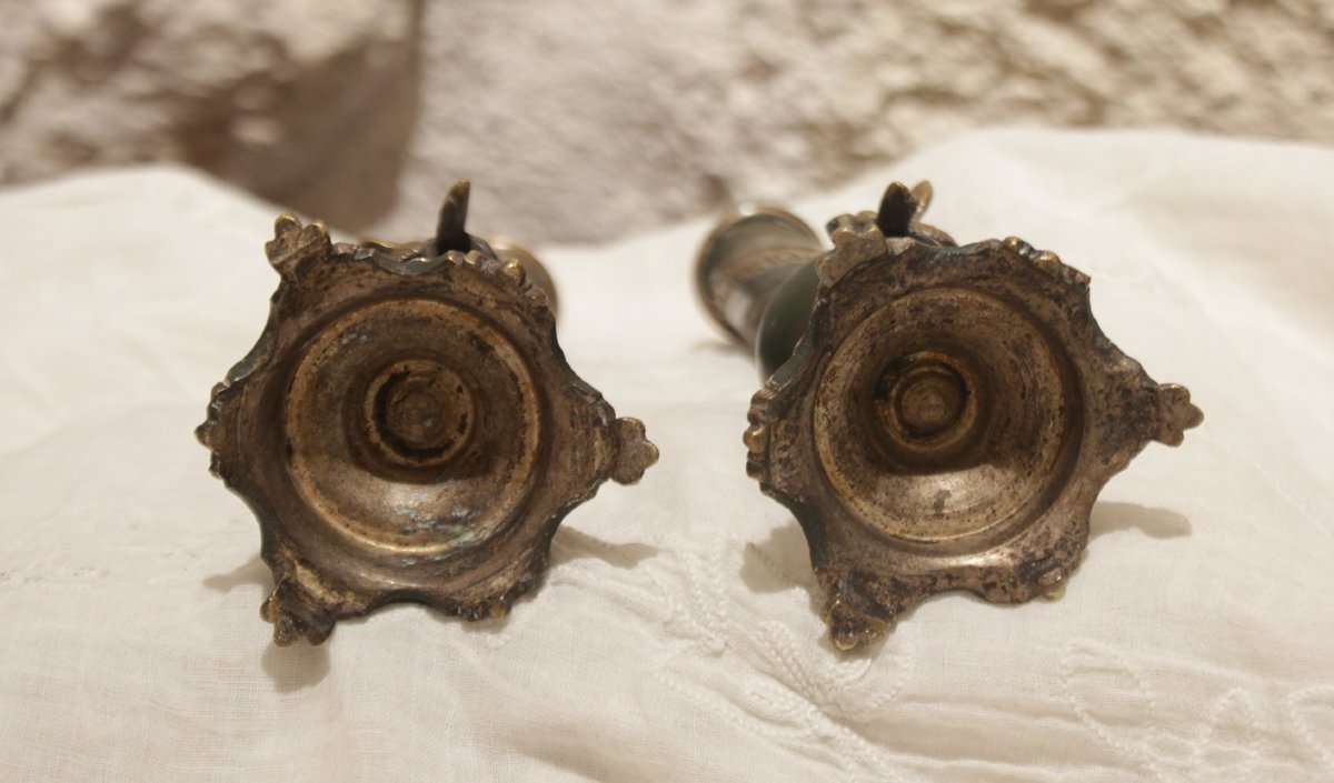 Paire de bougeoirs, ou soliflores, en métal patiné vert et abeilles, Napoléon III-photo-1