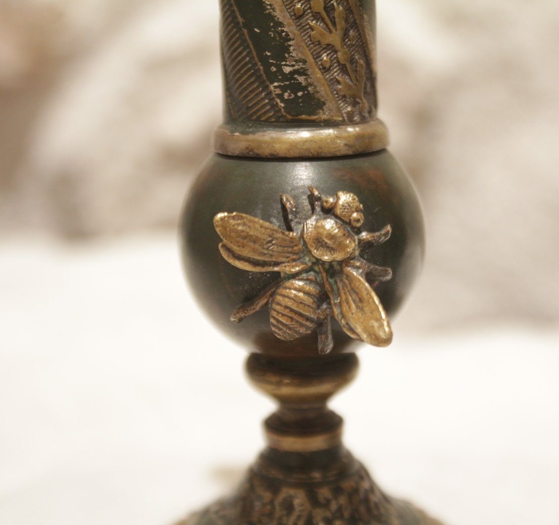 Paire de bougeoirs, ou soliflores, en métal patiné vert et abeilles, Napoléon III-photo-3