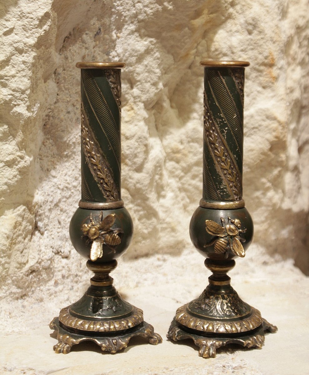 Paire de bougeoirs, ou soliflores, en métal patiné vert et abeilles, Napoléon III