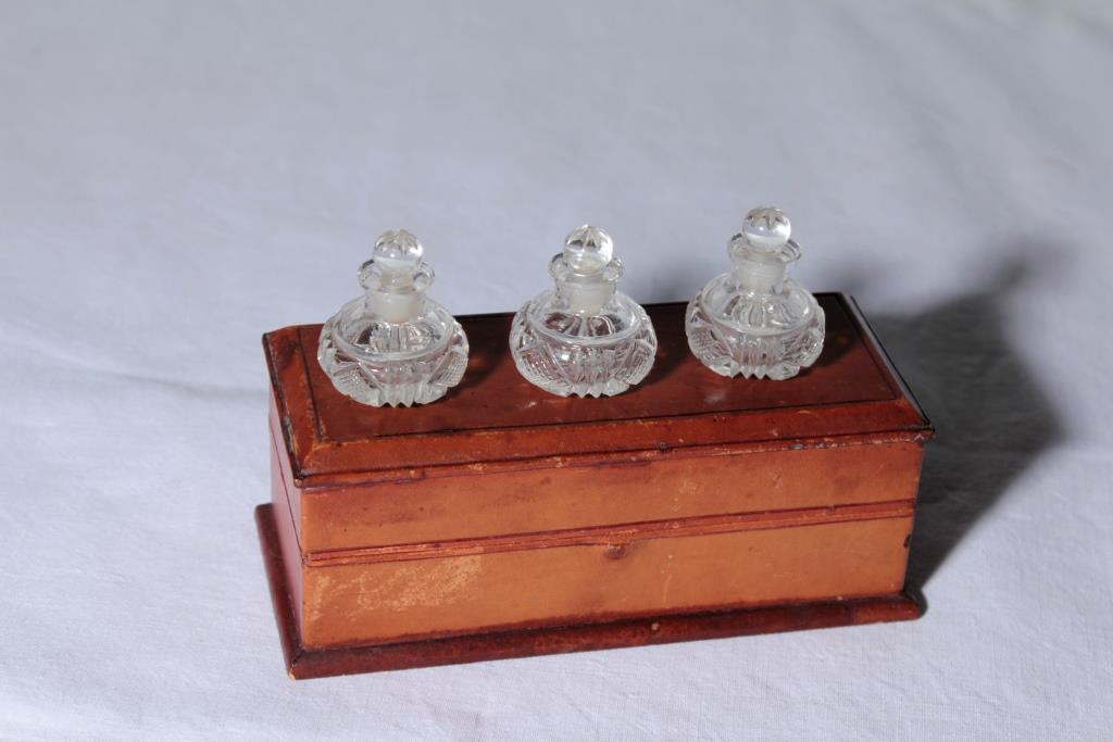 Box Of 3 Miniature Bottles In Crystal Carved 19th Century-photo-2