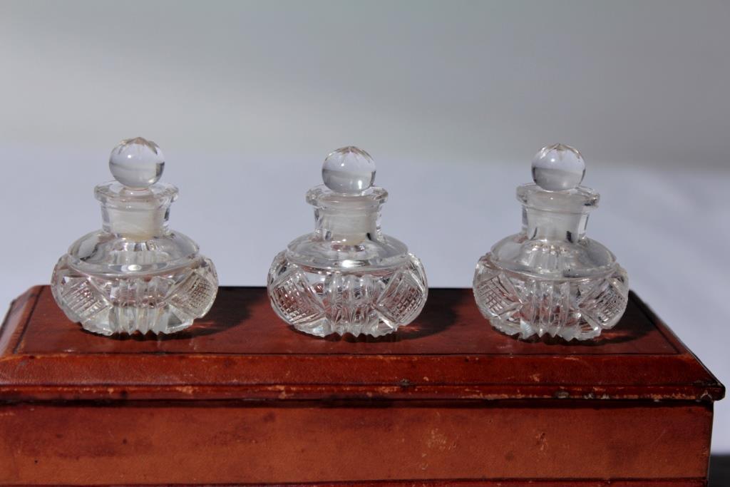 Box Of 3 Miniature Bottles In Crystal Carved 19th Century-photo-3