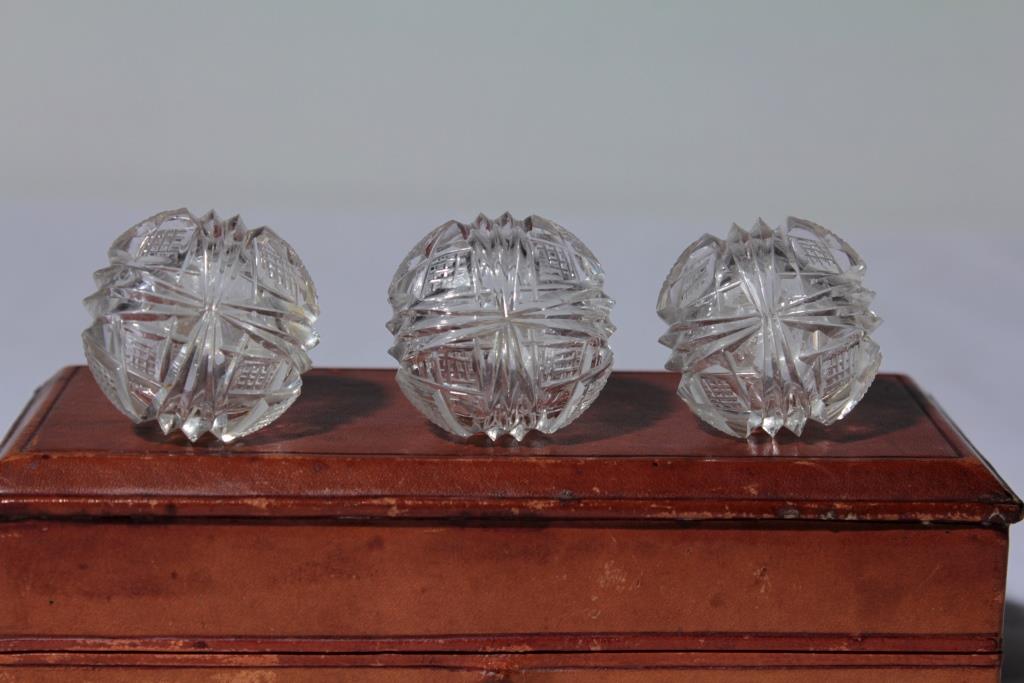 Box Of 3 Miniature Bottles In Crystal Carved 19th Century-photo-4