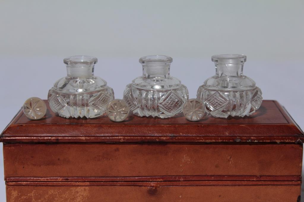 Coffret De 3 Flacons Miniatures En Cristal Taillé époque 19ème Siècle-photo-1