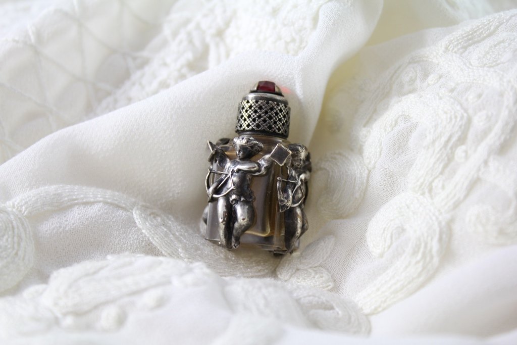 Miniature Glass Perfume Bottle And Silver Frame 'cupid' Period Late 19th Century-photo-3