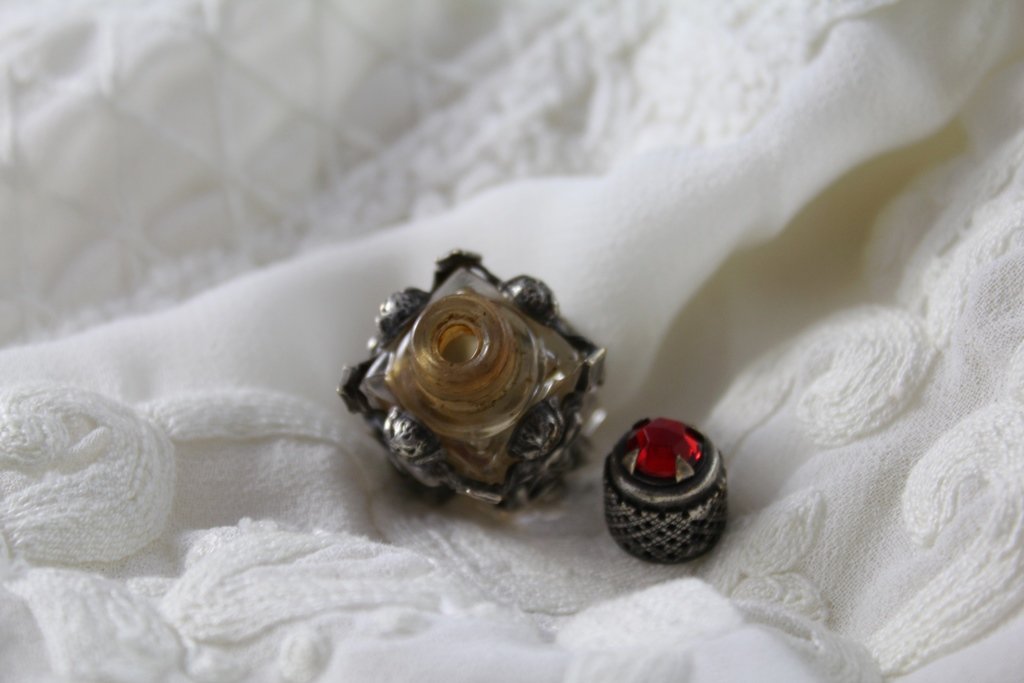Miniature Glass Perfume Bottle And Silver Frame 'cupid' Period Late 19th Century-photo-6