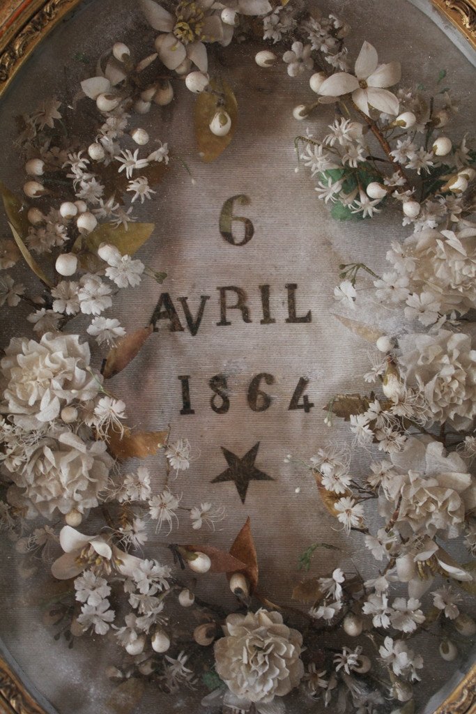 Cadre Ovale En Bois Doré Et Décor De Fleurs En Tissus En Souvenir Du '6 avril 1864'-photo-4