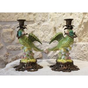 Paire De Flambeaux Aux Perroquets, Faïence Et Monture En Bronze, Travail 20ème Siècle