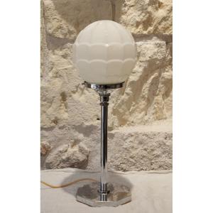 Lampe en métal chromé et globe en verre, style Art Déco, époque 20ème siècle