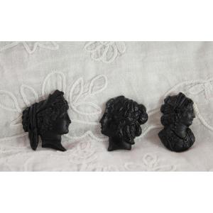 3 sujets façon camées, 'profils de femme' en verre noir, époque victorienne, fin 19ème siècle