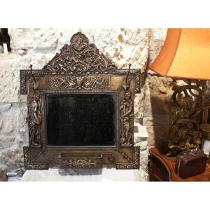 Miroir porte-manteaux en laiton repoussé décor de nymphes et rocailles fin 19ème siècle
