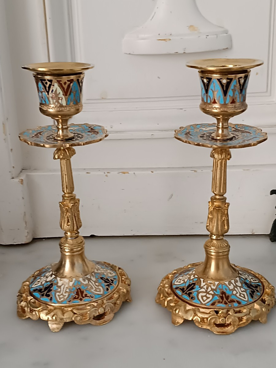 Paire de bougeoirs en émaux cloisonnés 