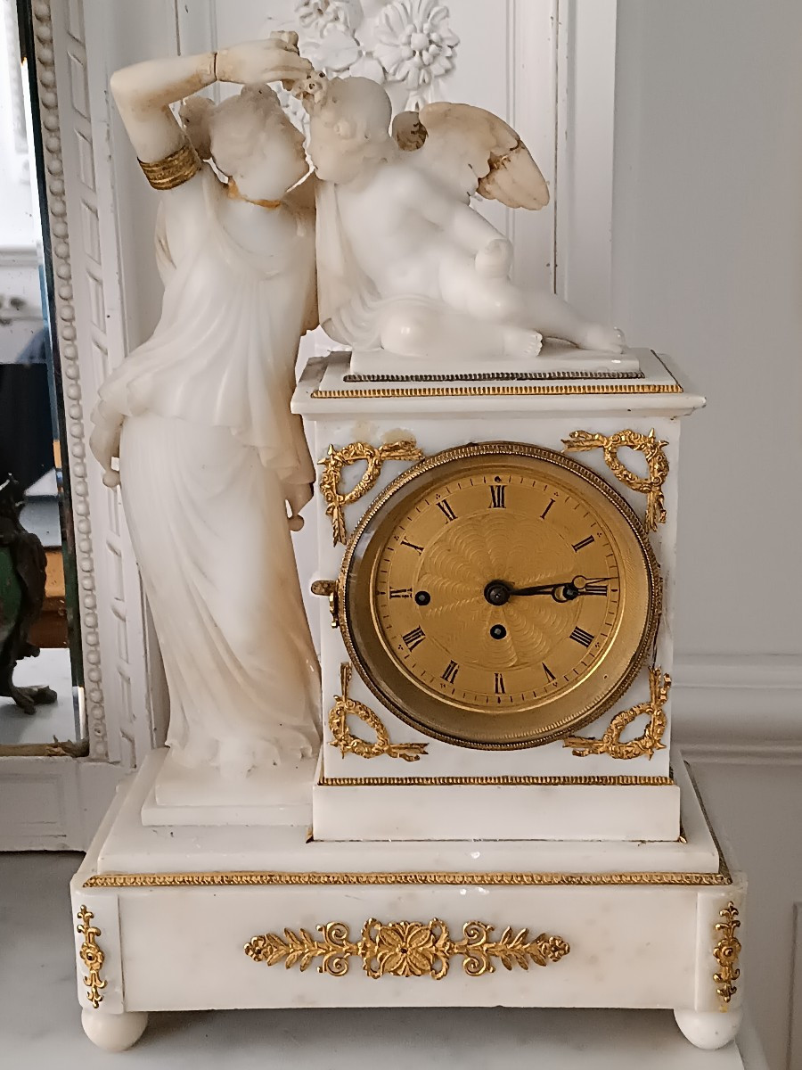 Pendule  en albâtre à sonnerie des quarts .