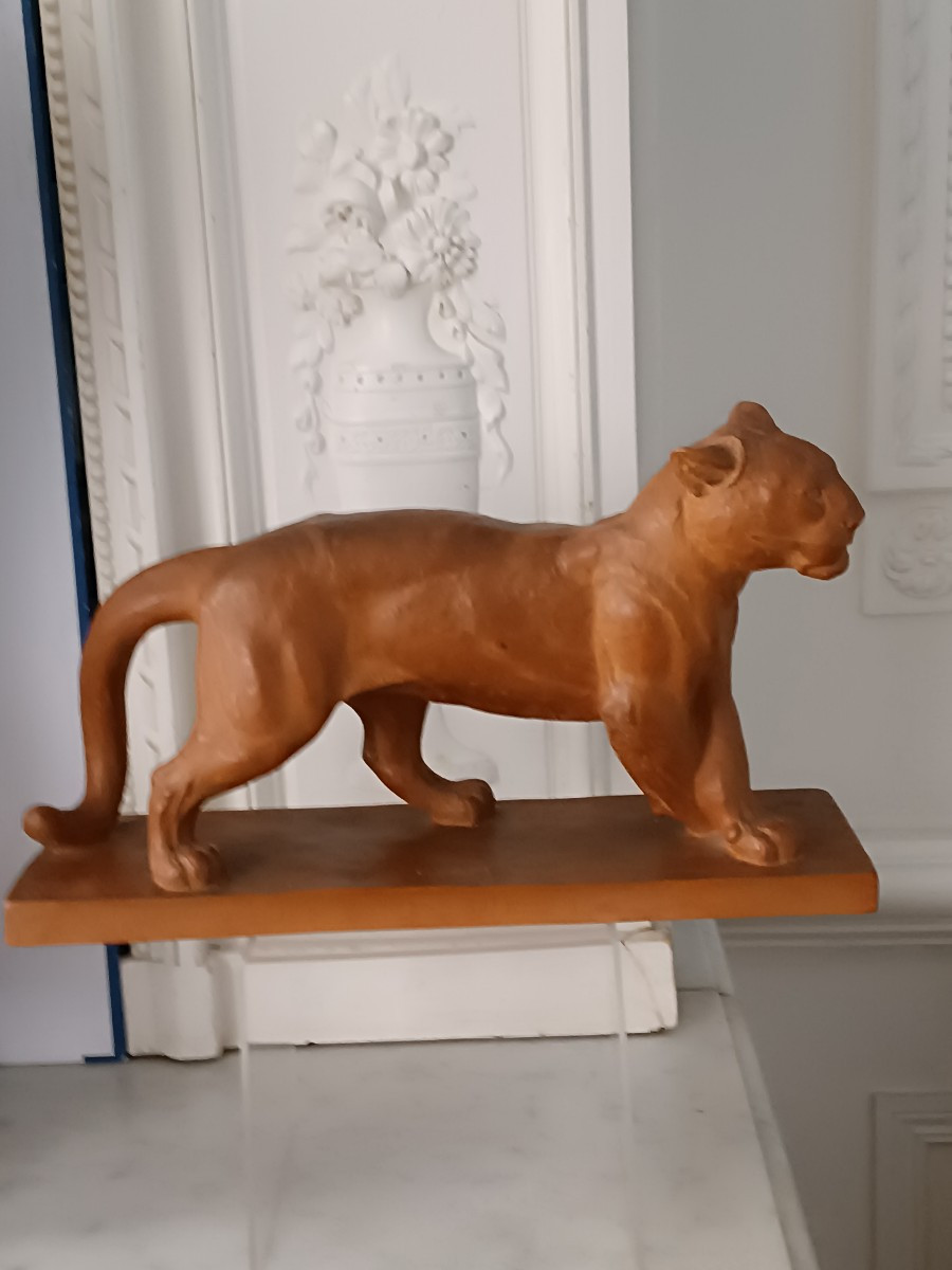 Lionne en terre cuite 