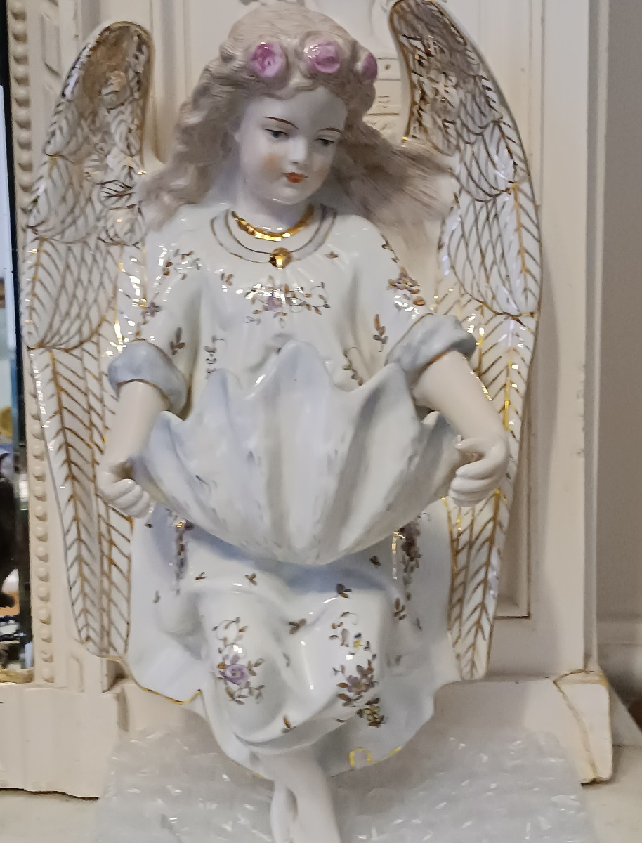 Très grand bénitier en porcelaine 