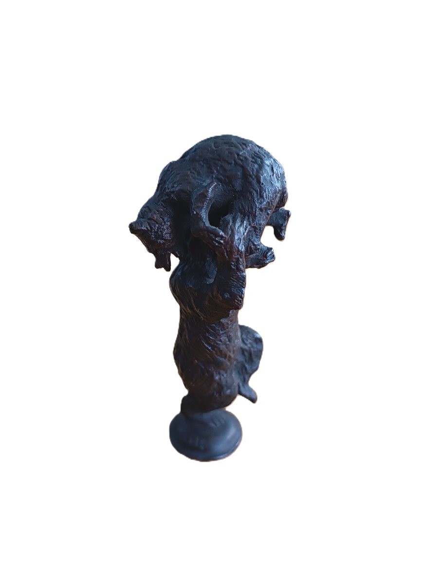 Cachet en bronze patiné par FRATIN