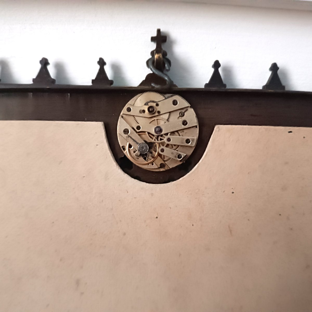 Rare calendrier néo gothique en bronze  avec mouvement de montre -photo-3