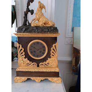 Pendule Restauration , bronze patiné et doré