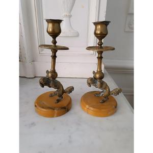 Paire de bougeoirs aux chiens équilibristes 