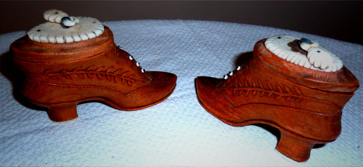 bottines en bois sculpté