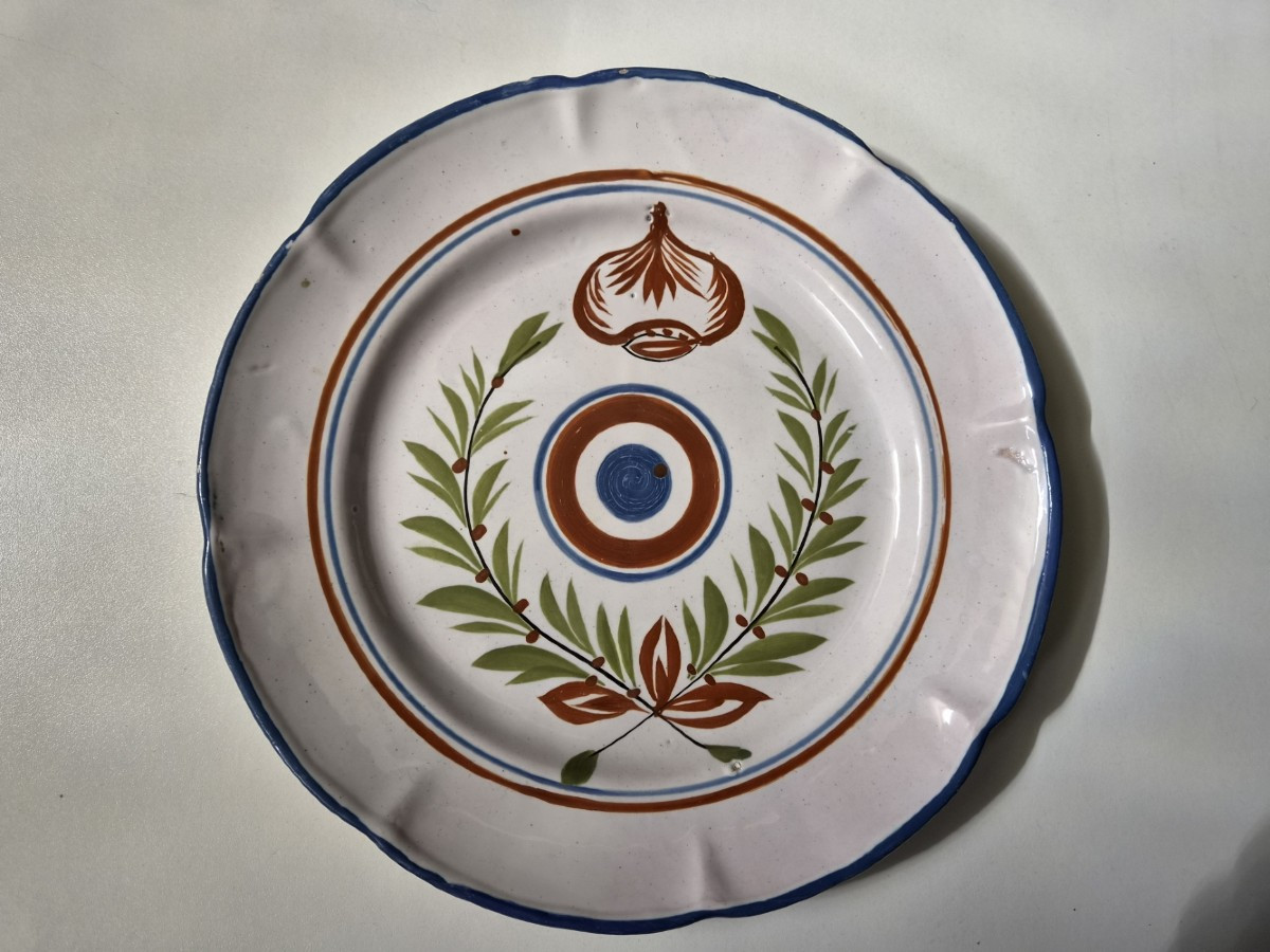 Lot De Huit Assiettes En Faïence De l'Est -photo-3