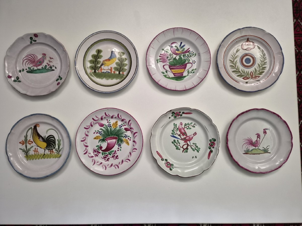 Lot De Huit Assiettes En Faïence De l'Est 
