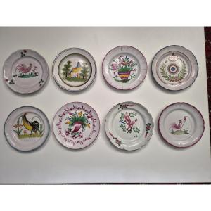 Lot De Huit Assiettes En Faïence De l'Est 