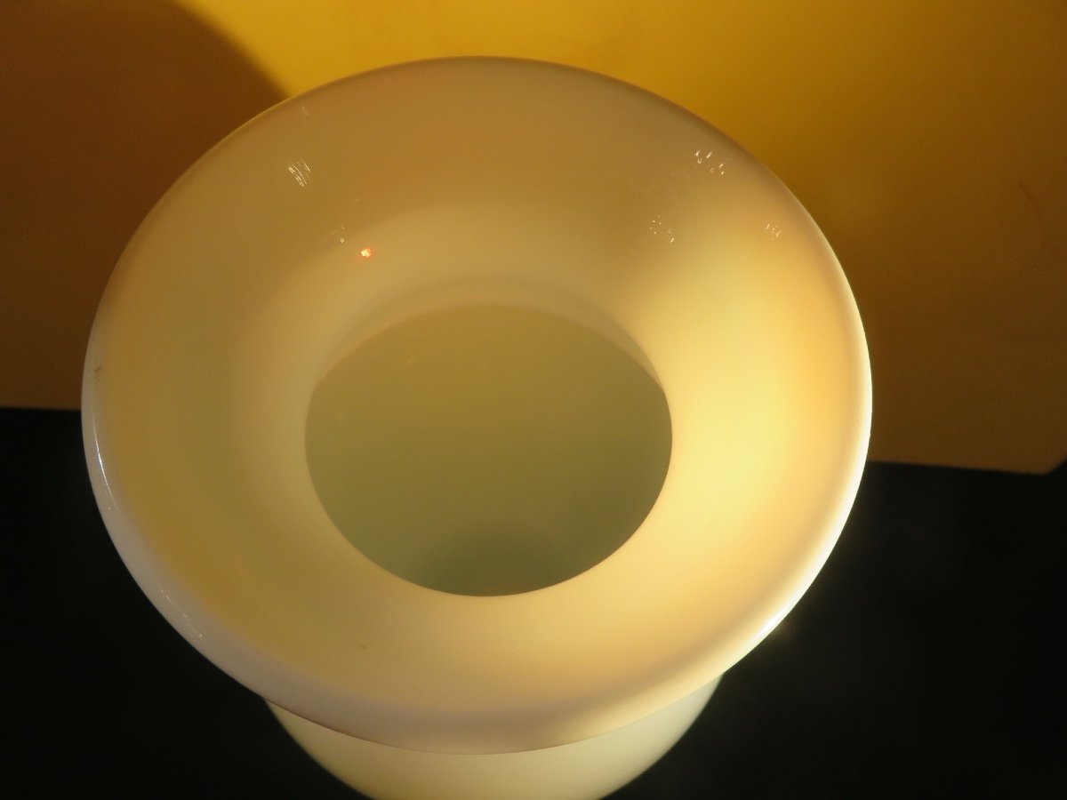 Vase balustre en opaline blanche  XIX ème  ( Hauteur 37 cm )-photo-1