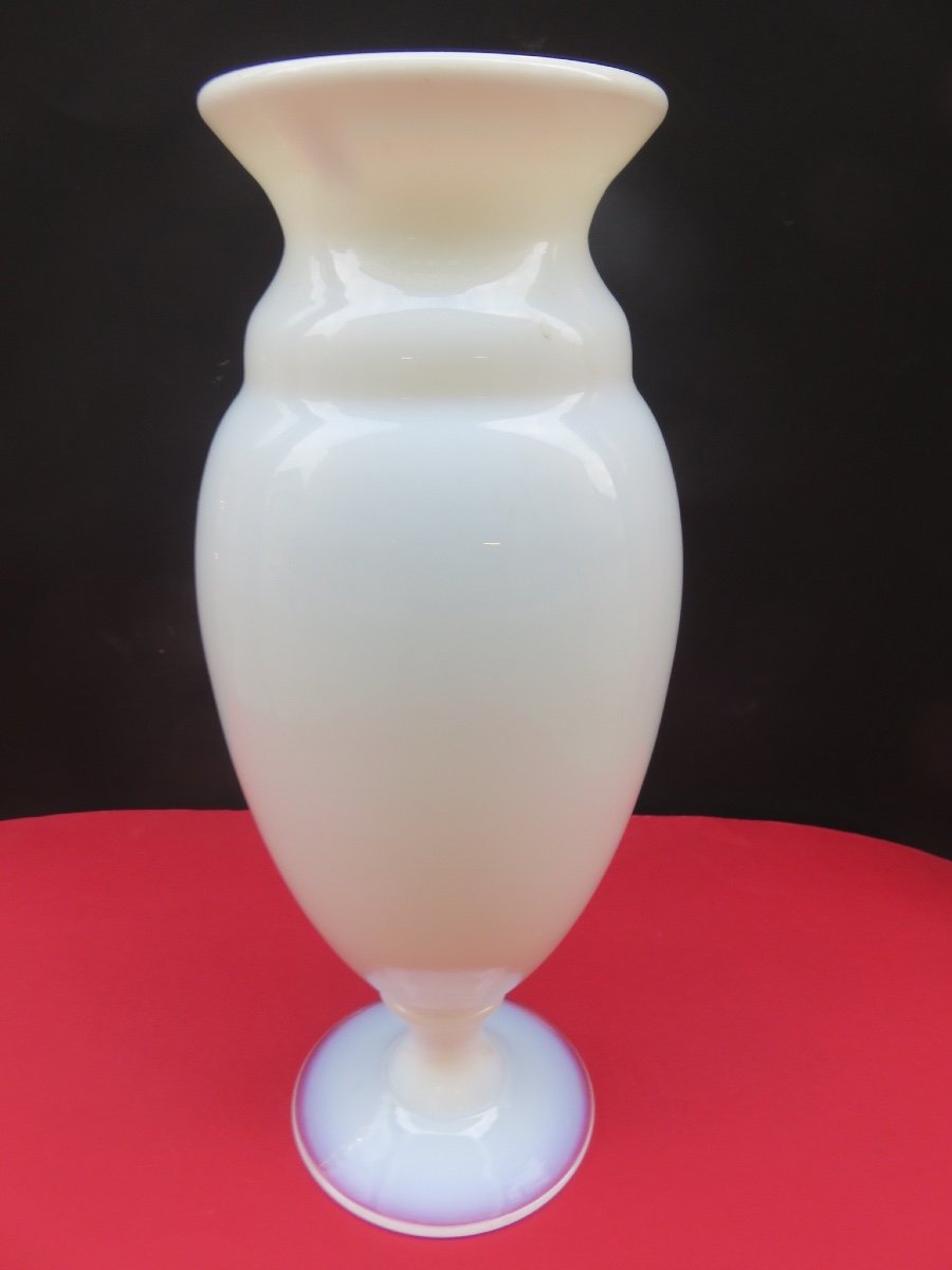 Vase balustre en opaline blanche  XIX ème  ( Hauteur 37 cm )