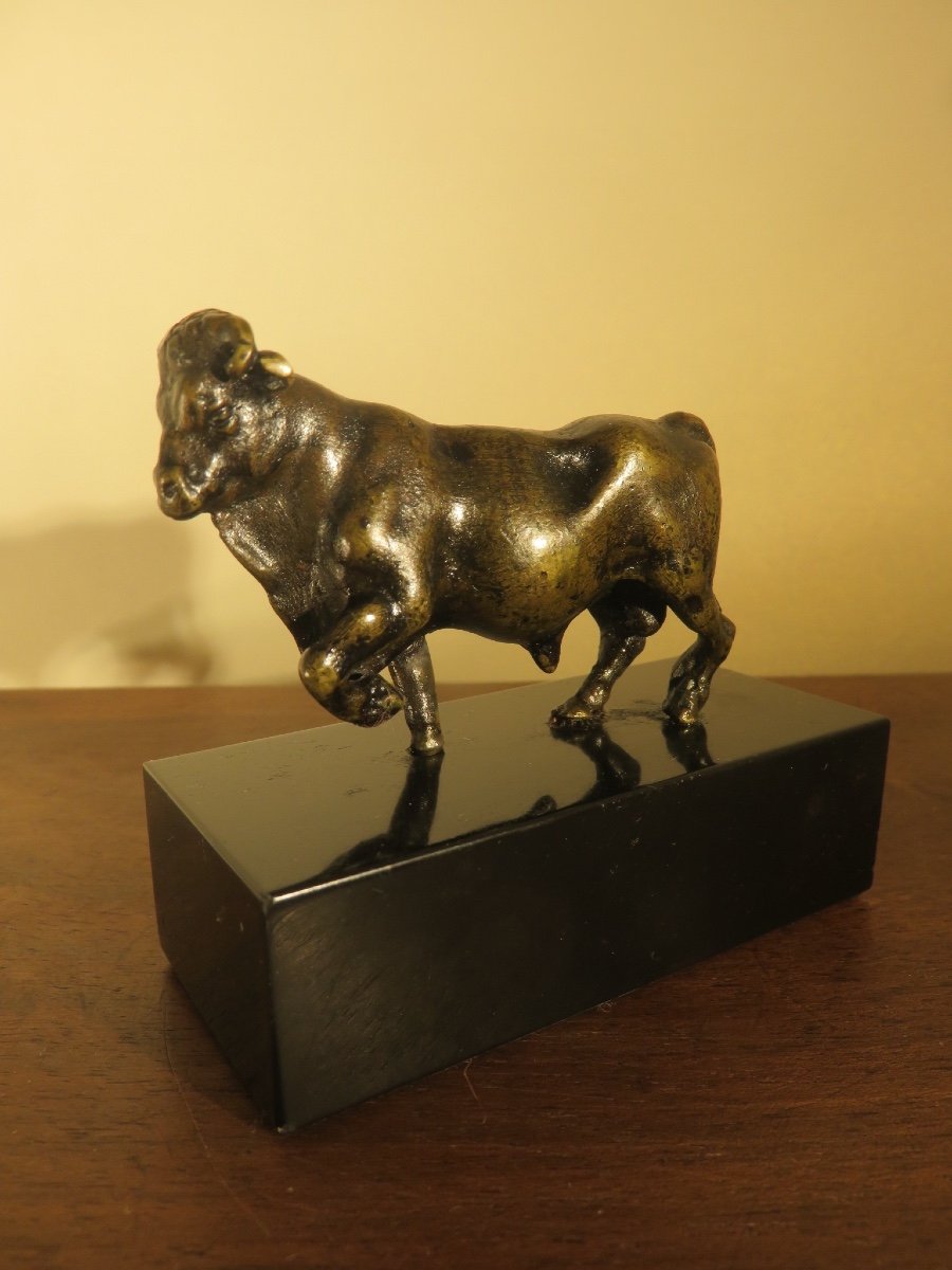 Petit bronze animalier : taureau sur un socle marbre noir  XIX ème