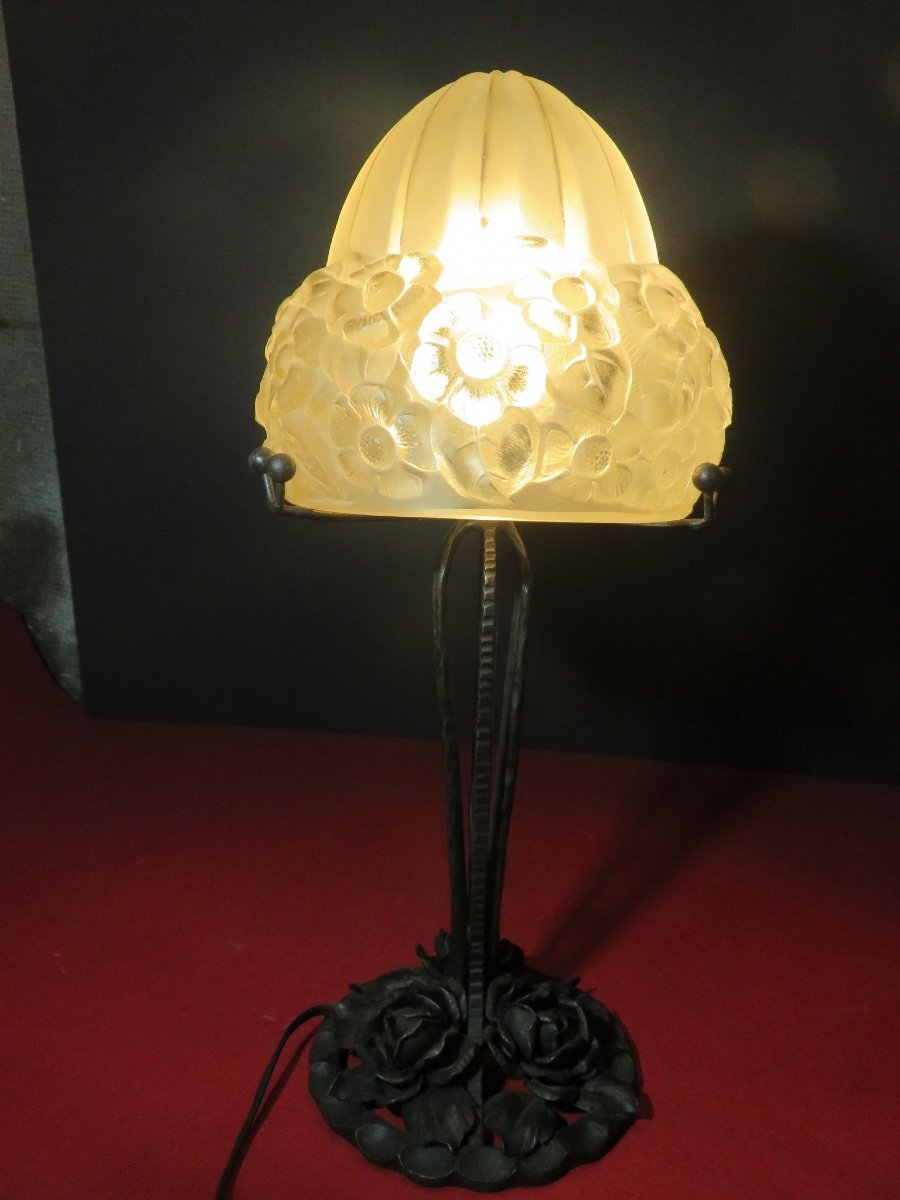 Lampe des années 1925 - 1930 en fer forgé , verre pressé au décor de fleurs -photo-2