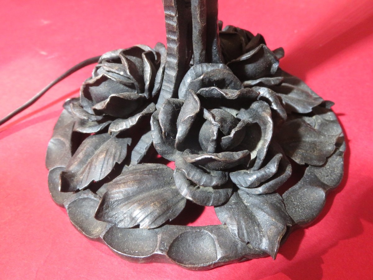 Lampe des années 1925 - 1930 en fer forgé , verre pressé au décor de fleurs -photo-3