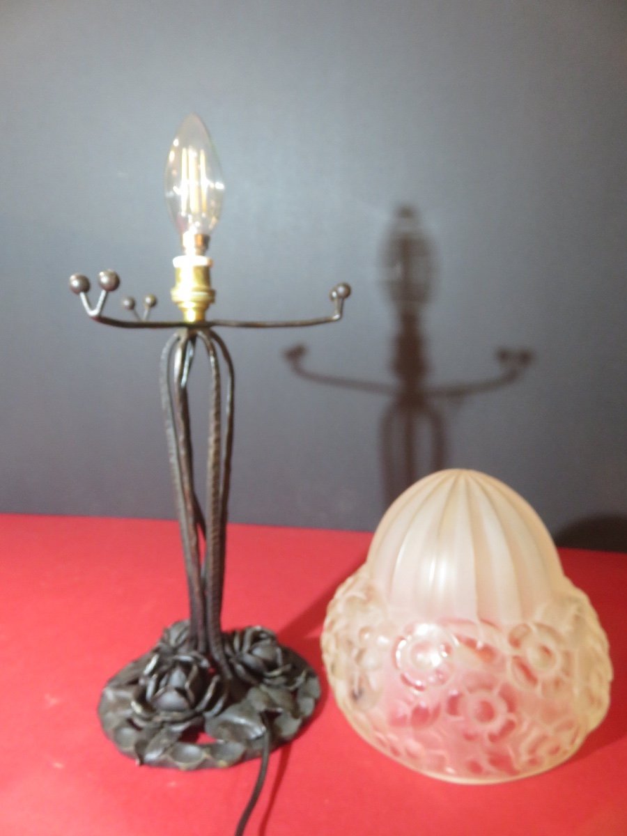 Lampe des années 1925 - 1930 en fer forgé , verre pressé au décor de fleurs -photo-4