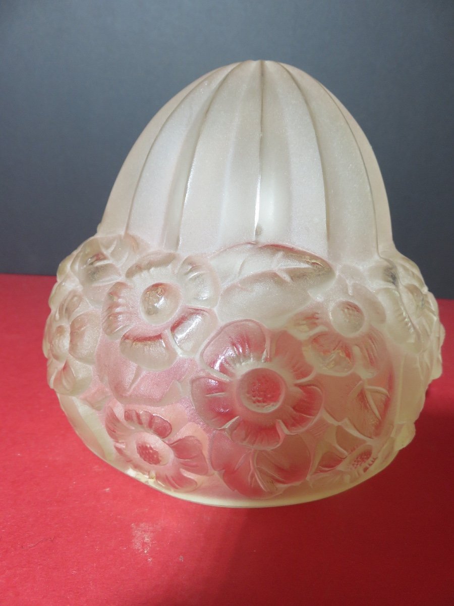 Lampe des années 1925 - 1930 en fer forgé , verre pressé au décor de fleurs -photo-1