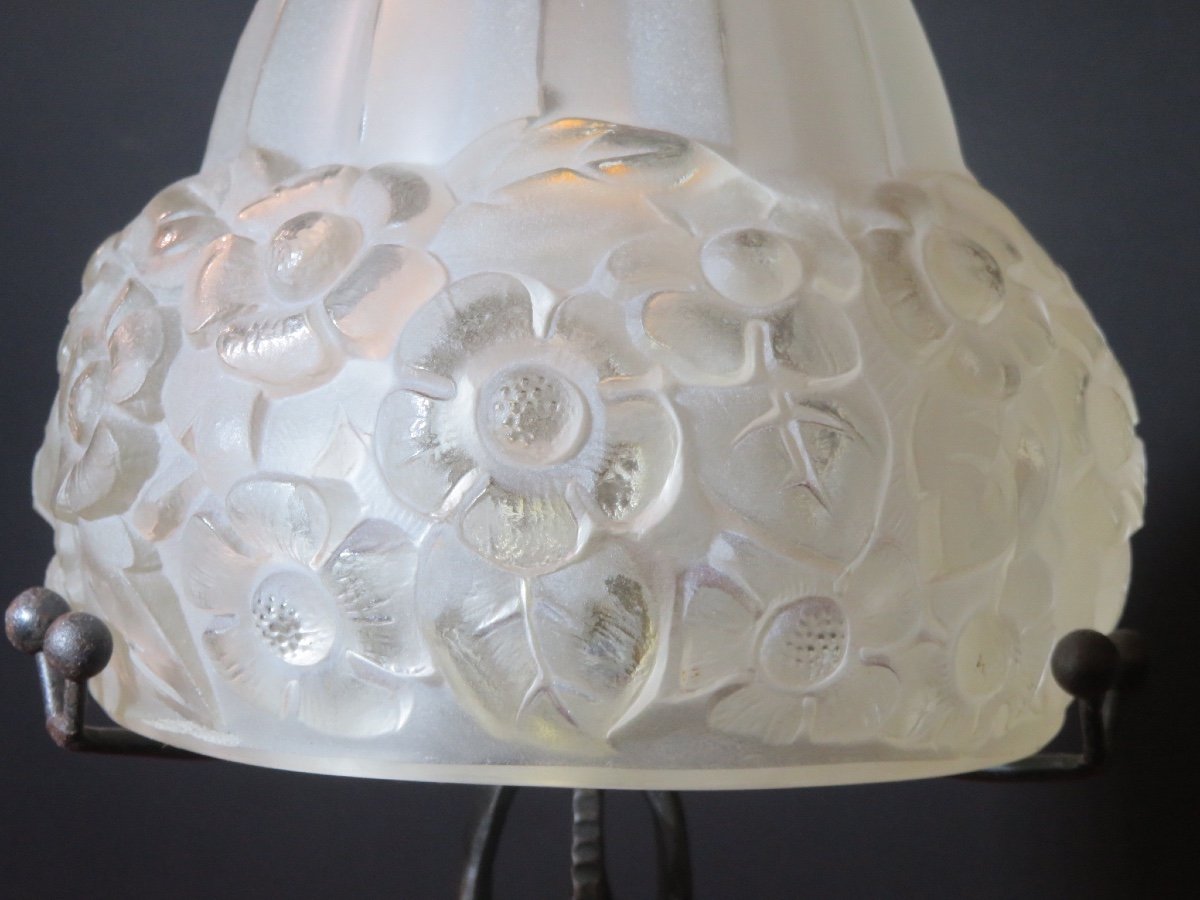 Lampe des années 1925 - 1930 en fer forgé , verre pressé au décor de fleurs -photo-3