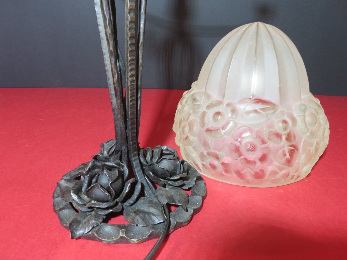 Lampe des années 1925 - 1930 en fer forgé , verre pressé au décor de fleurs -photo-4