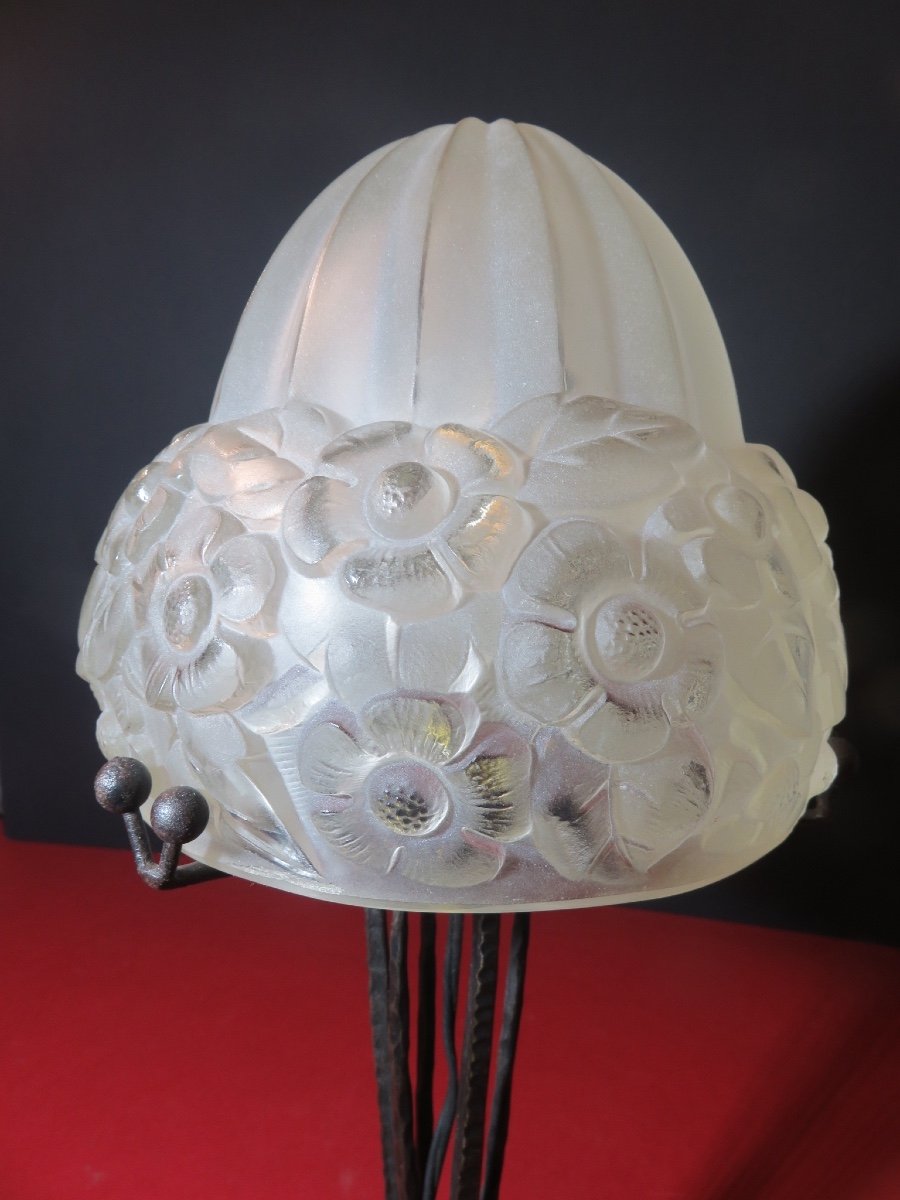 Lampe des années 1925 - 1930 en fer forgé , verre pressé au décor de fleurs -photo-5