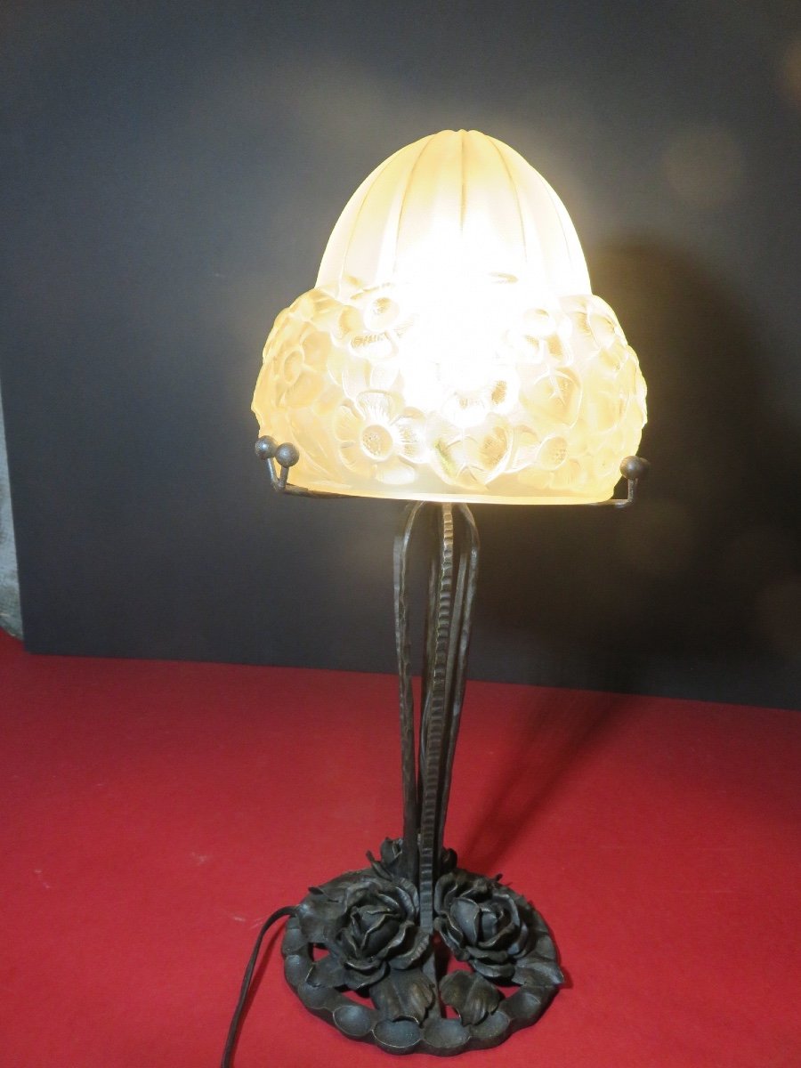 Lampe des années 1925 - 1930 en fer forgé , verre pressé au décor de fleurs -photo-7