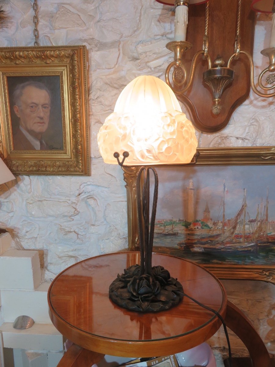 Lampe des années 1925 - 1930 en fer forgé , verre pressé au décor de fleurs -photo-8