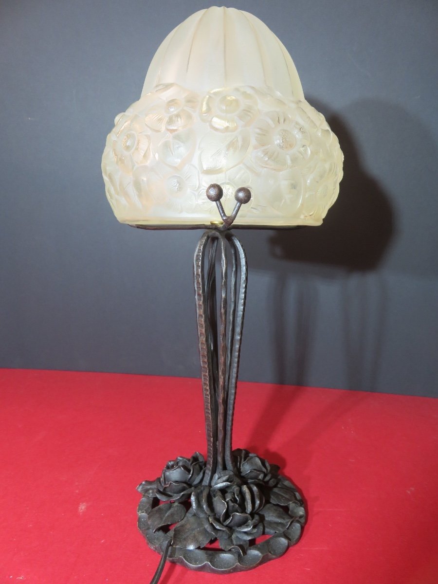 Lampe des années 1925 - 1930 en fer forgé , verre pressé au décor de fleurs 