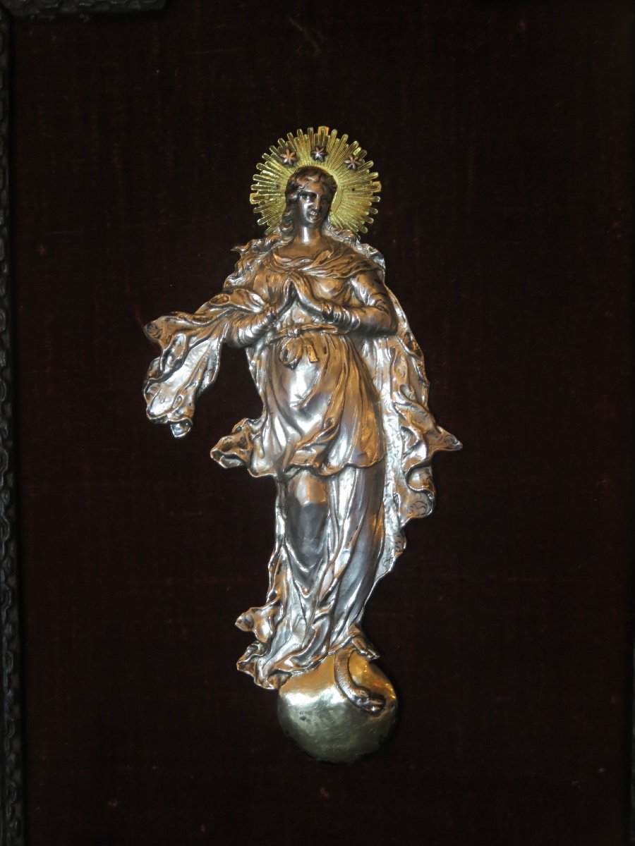 Vierge en argent repoussé dans un encadrement à chapelle en bois sculpté du XVIII ème -photo-3
