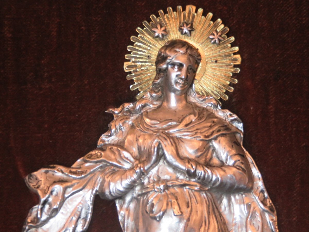 Vierge en argent repoussé dans un encadrement à chapelle en bois sculpté du XVIII ème -photo-4